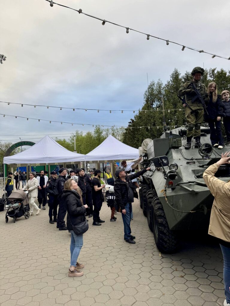 мобильные шатры 4×4 белые в парке Елочки Домодедово 9 мая